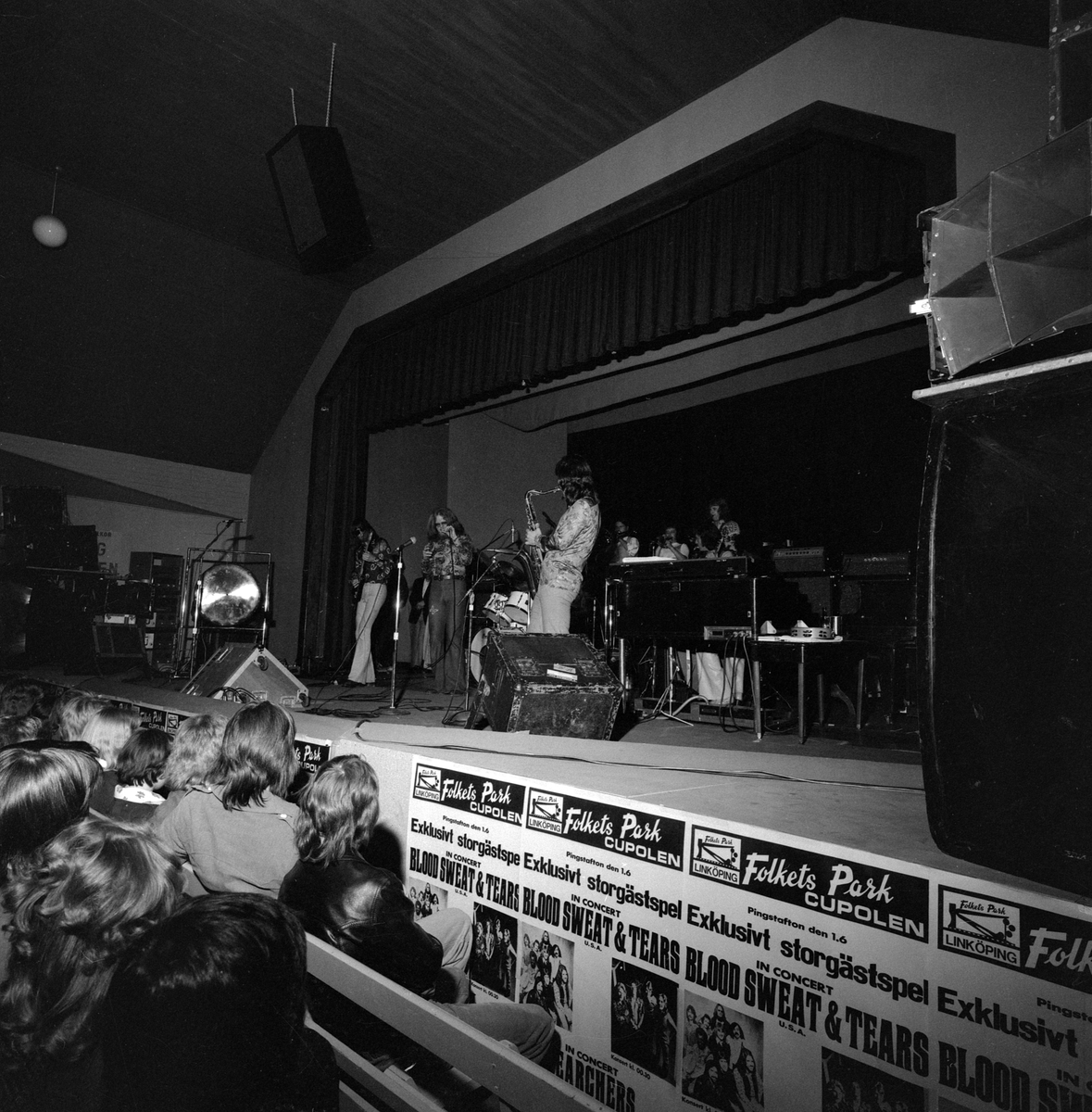 Pingsten 1974 stod en av de mer internationellt välkända musikgrupper som någonsin uppträtt i Linköping på Folkets parks scen. Den amerikanska jazzrock-gruppen Blood, Sweat & Tears var på europaturné vilken inkluderade ett antal spelningar i Sverige. Bland bandmedlemmarna, längst bort på scenen, skymtar den svenska gitarrvirtuosen Georg Wadenius.