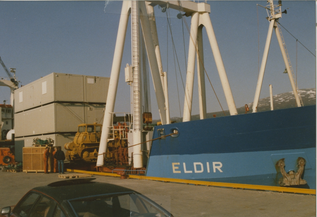 Fraktbåt ved kai. Svein Ytreland var ansatt i Norsk Polar Navigasjon A/S. (NPN) Oljejakten på Svalbard startet med at NPN tok tre krav på utmål i 1960. I 1973 hadde selskapet andeler i 488 utmål for leting etter olje på Svalbard. I 1990 Hadde selskapet 235 utmål. Kilde: Statsarkivet i Tromsø, 2001.