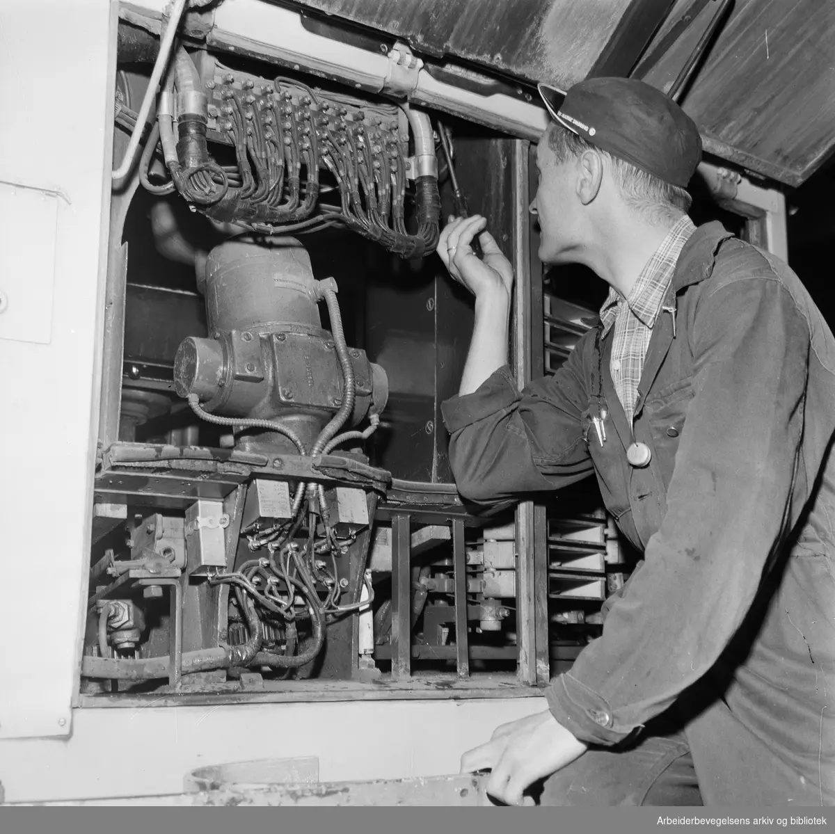 Oslo Sporveiers vognmateriell kontrolleres etter strenge rutiner i trikkehallen på Grefsen. August 1958