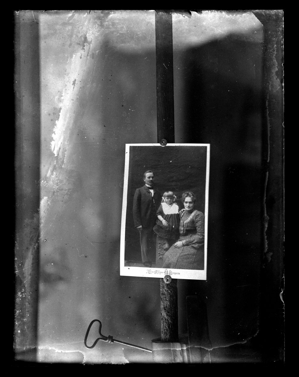 Atelierfoto. Avfotografering. Familiebilde. Mann, kvinne og ei jente.