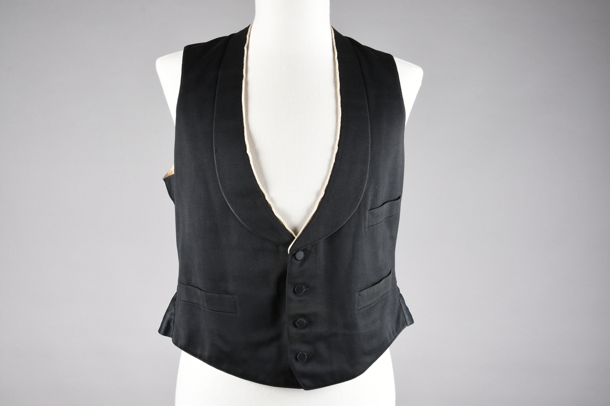 Vest av ull. God kvalitet på søm og materialer. Fôret med beige bomullssateng med lyseblå og røde striper, samt plantemotiv som er vevd inn i stoffet. Vesten lukkes med fire knapper som er trukket med samme stoff som vesten. Tre stikklommer. Tamp med metallspenne på ryggen. Kragen er kantet med hvitt possement. Possementet på vesten gir inntrykk av to vester på samme tid, altså med en «hvit vest» under. Dette To vester på denne måten ble ansett som veldig elegant.