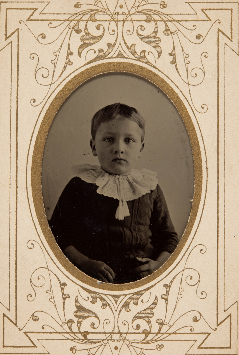 Portrett av liten gutt.