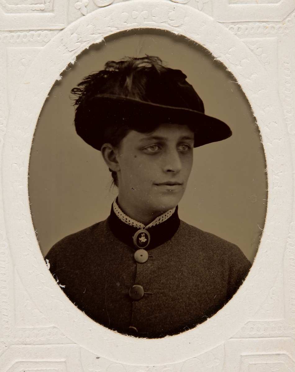 Portrett av kvinne med hatt.