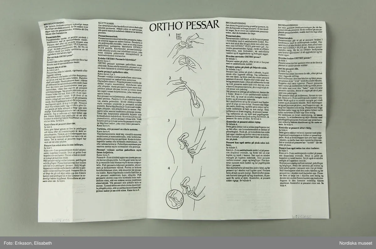 a) Pessarkopp i gulvitt gummi med b) förvarsingsask för pessar i blå plast, c) blå förpackning i kartong samt d) bruksanvisning.