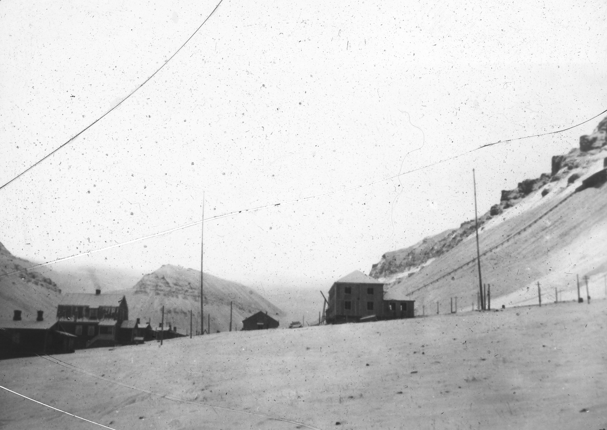 Longyear City Longyearbyen Bebyggelse Blåhuset til venstre og administrasjonskontoret til høyre. Tekst med bildet: 1919. Administrationsbolig radio m,m. Longyear City 1919. Byen. Administrationen, radio, Blåhuset