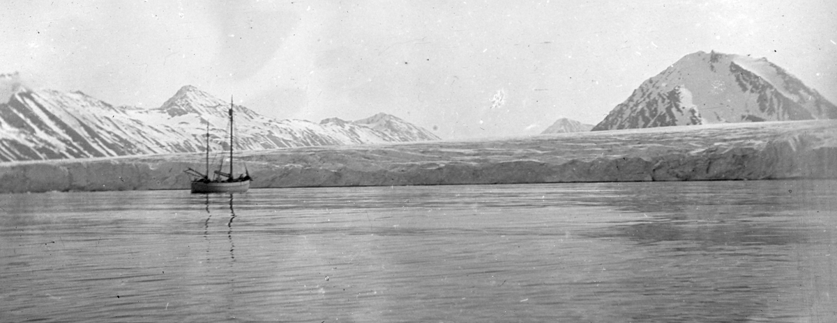 Tekst med bildet: 1912. Bræfront. English Bay. 1912. English Bay