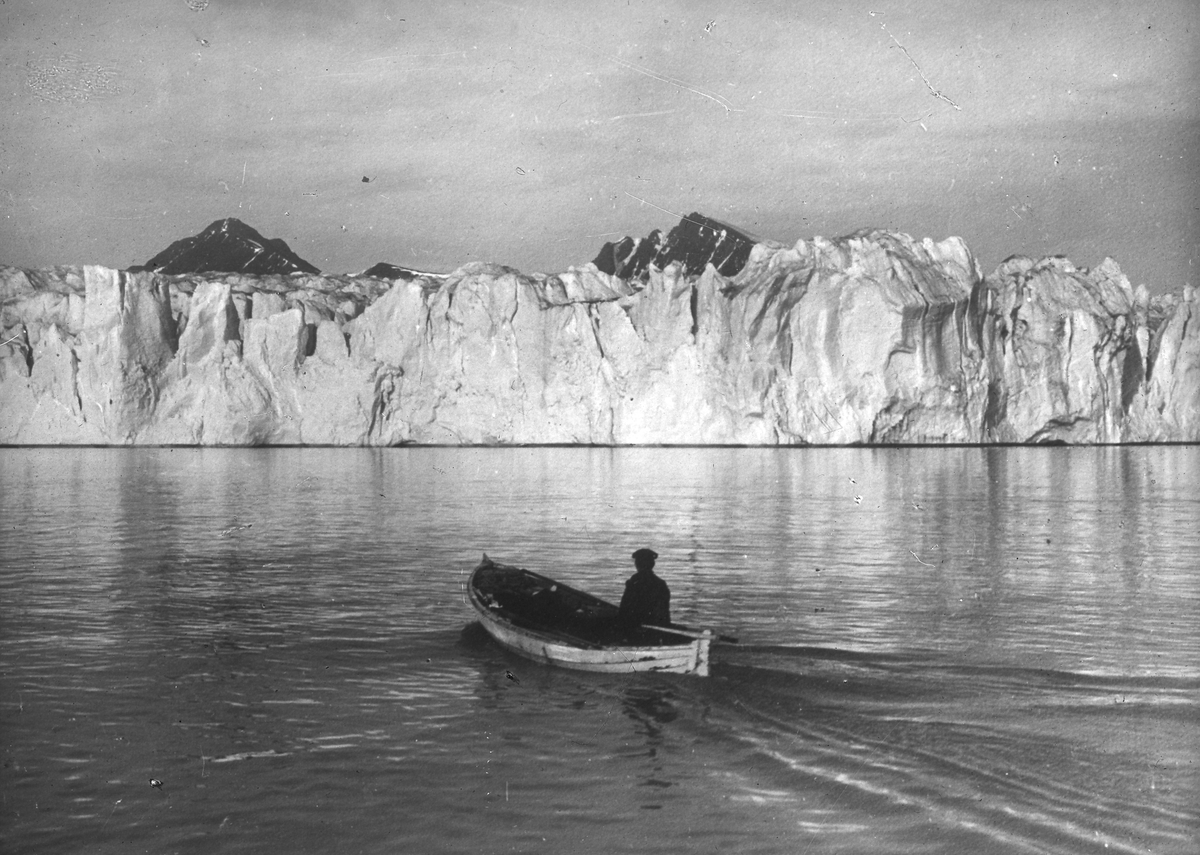 Kings Bay Kongsfjorden Brefront Isbre Båt Tekst med bildet: Bræ. Kings Bay. 1912. Bræfront. Kingsbay.