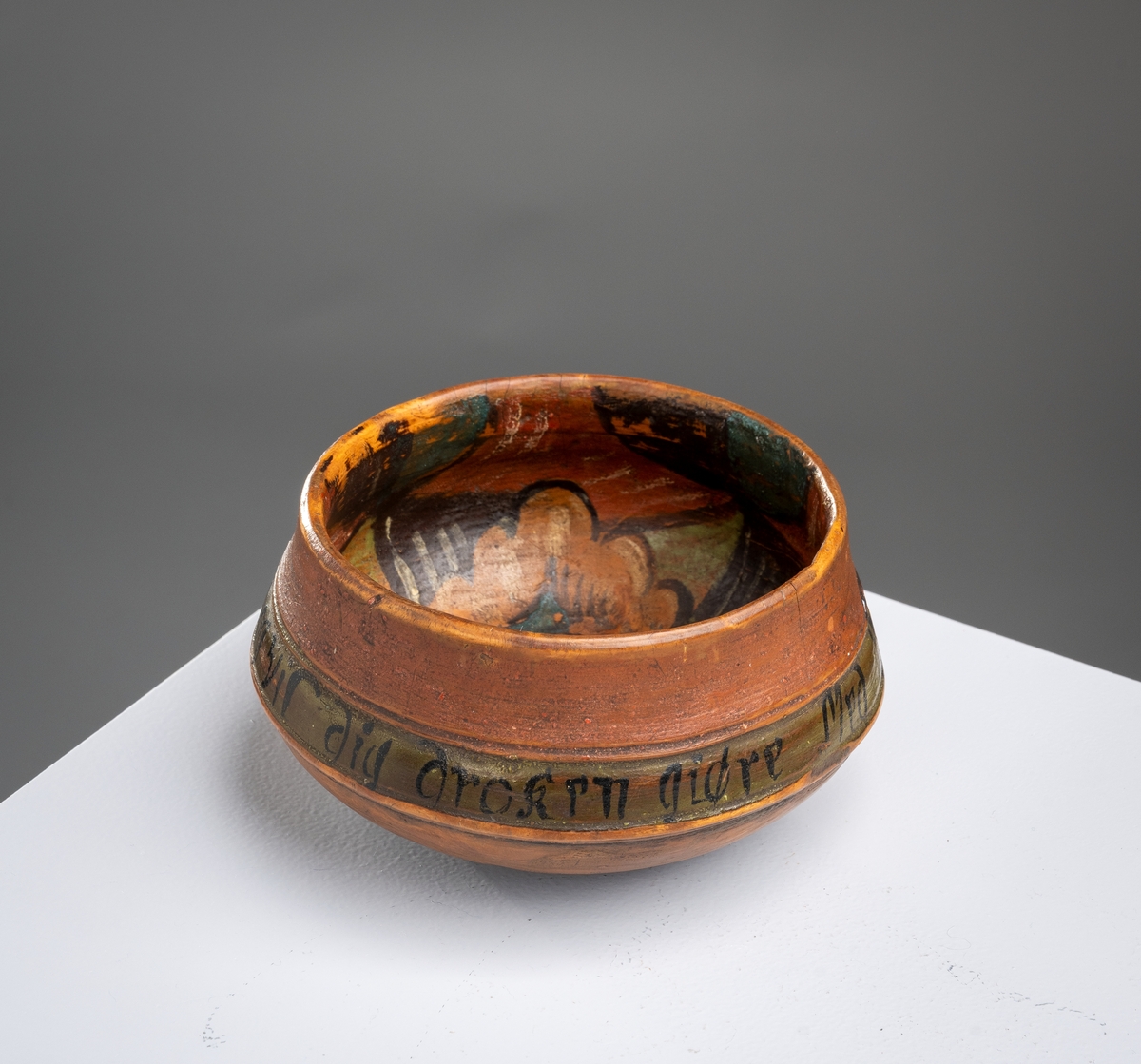 Bolle, liten, rosemalt.