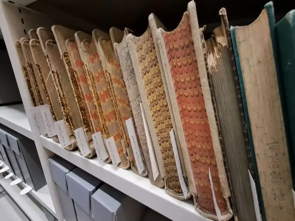 På bilete kan man sjå ein rad med gamle bøker som tilhøyre arkivet til Kraftmuseet