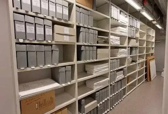 Bilete frå ein hyllerad i industriarkivet