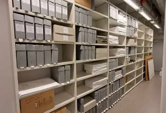 Bilete frå ein hyllerad i industriarkivet