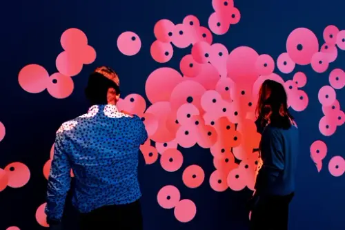 To personer studerer animasjon i utstillingen av lakserogn