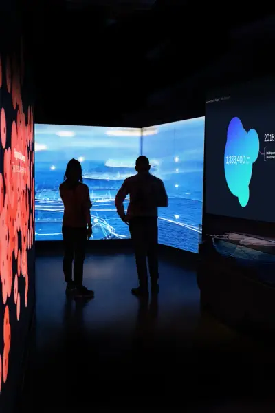 To personer studerer utstillingen