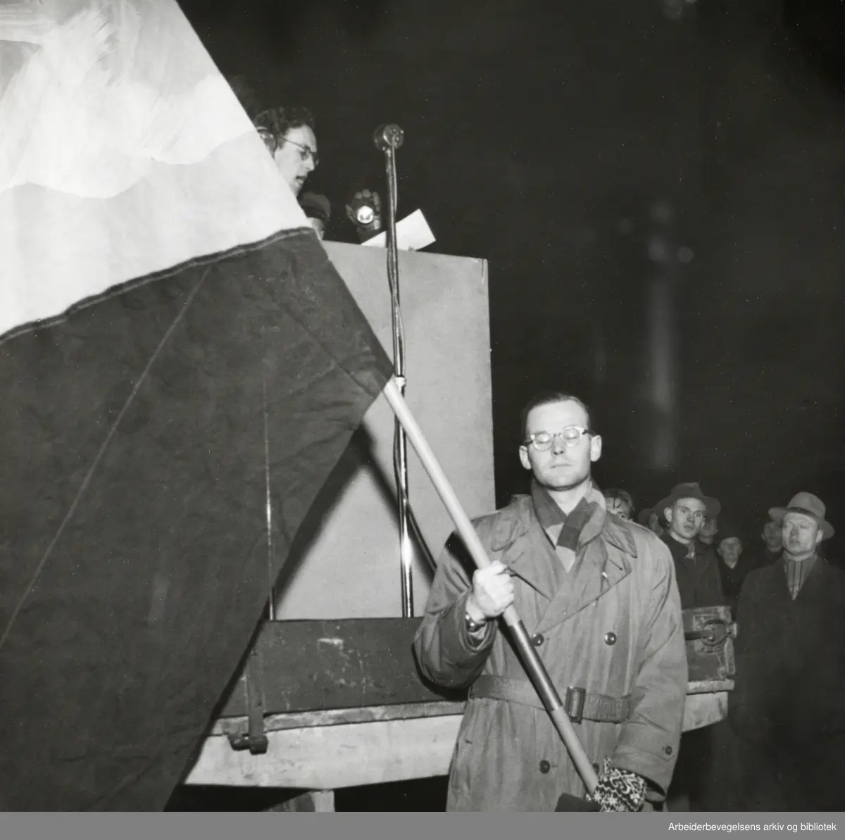 Store demonstrasjoner i Oslos gater etter kommunistenes statskupp i Tsjekkoslovakia. Det Norske Studentersamfund arrangerte folkemøte på Fridtjof Nansens plass. Mars 1948