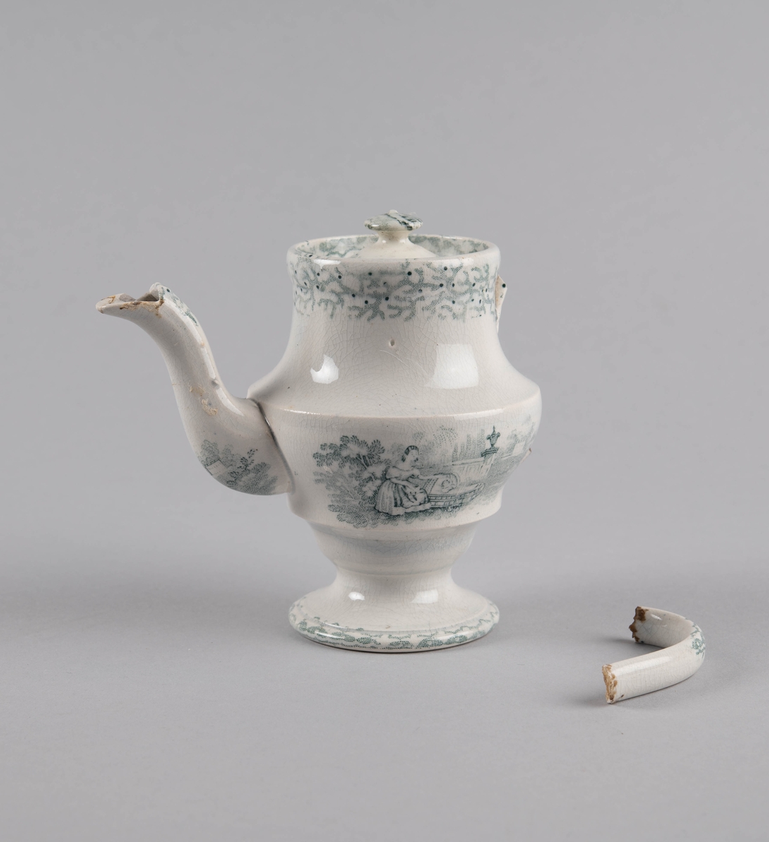 Kvinne i park ved barnevugge.