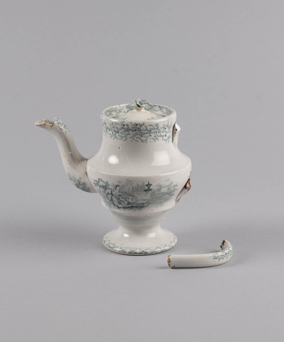 Kvinne i park ved barnevugge.