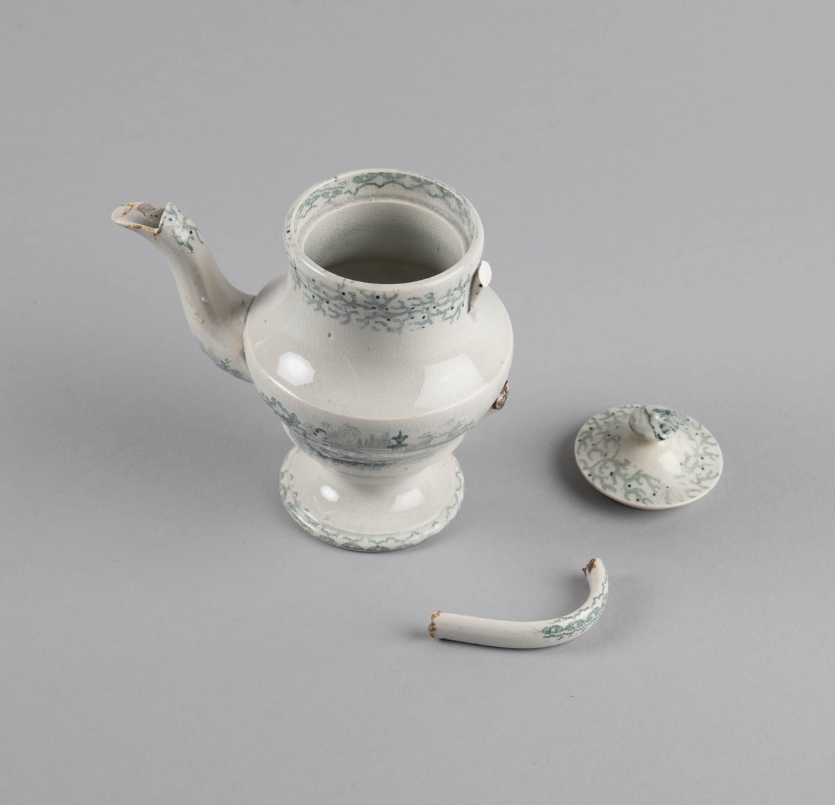 Kvinne i park ved barnevugge.