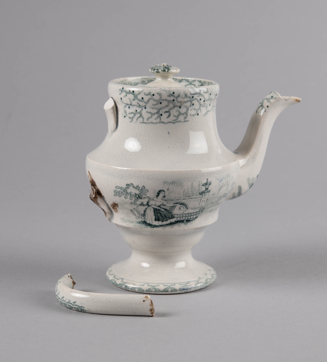 Kvinne i park ved barnevugge.