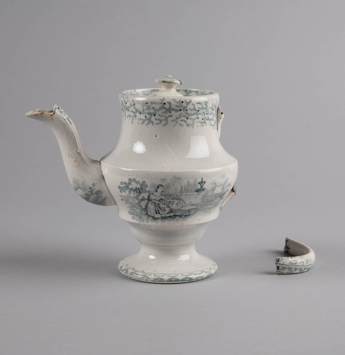 Kvinne i park ved barnevugge.