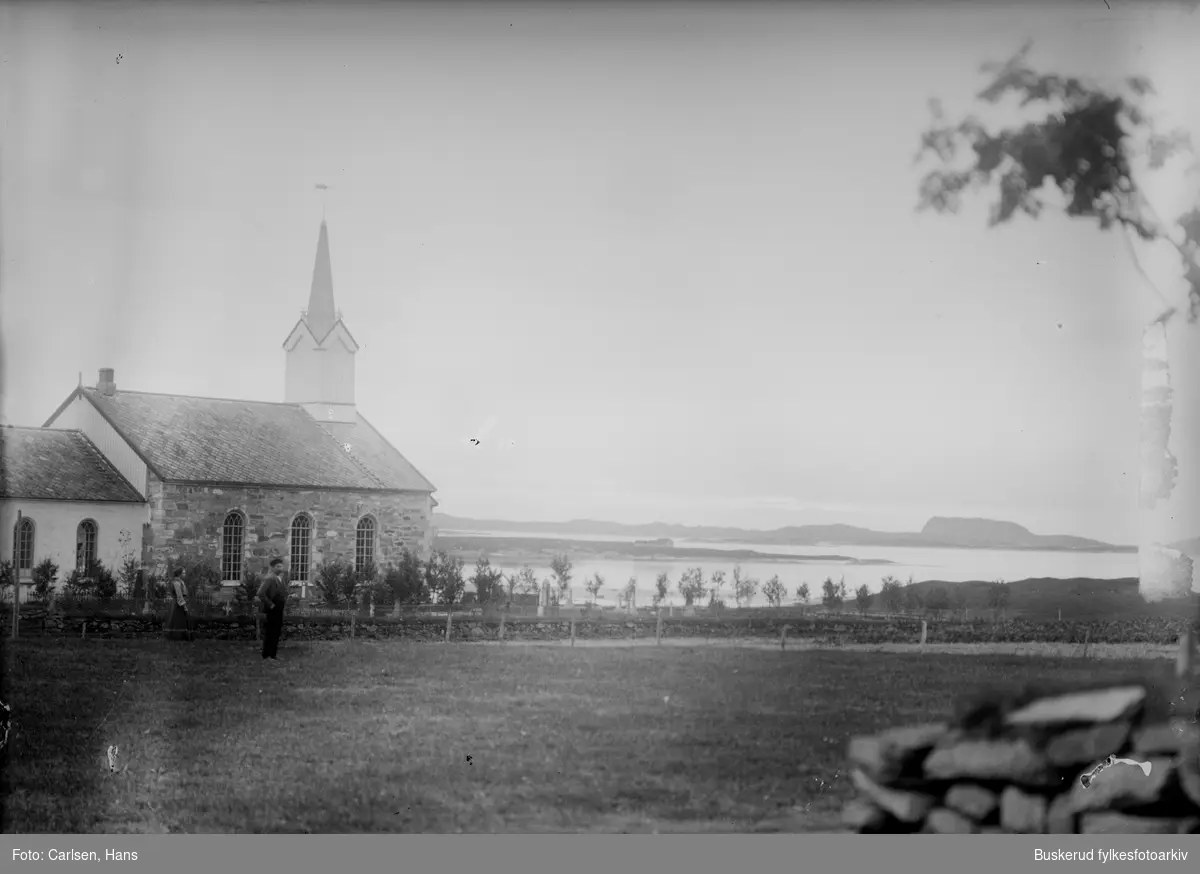 Kirke, mann og landskap. Muligens Steigen Kirke i Nordland fylke, etter ombyggingen i 1869?