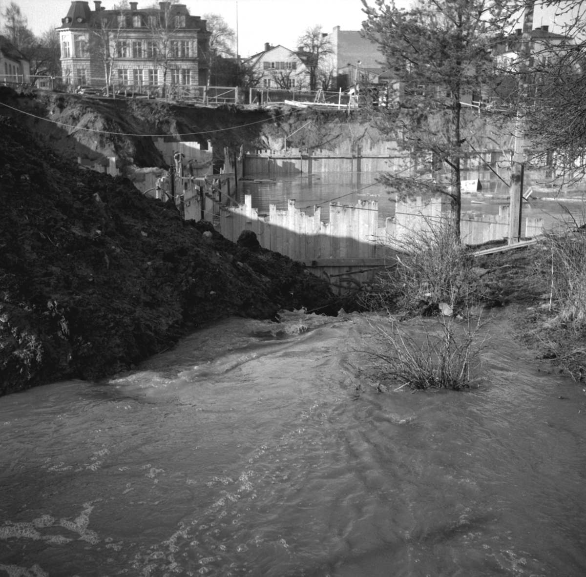 Bygget av Linköpings nya sporthall drabbades av stora störningar när den snörika vintern 1954 släppte sitt grepp. Ett sällan skådat vårflöde fick den lågt liggande byggarbetsplatsen att bli vattenfylld. Att Tinnerbäckens tidigare lopp över platsen kulverterats gav särskilt stora effekter när anläggningen ännu inte var helt iordningställd. I fonden utmed Linnégatan visar sig bebyggelsen i kvarteret Dalkullan.