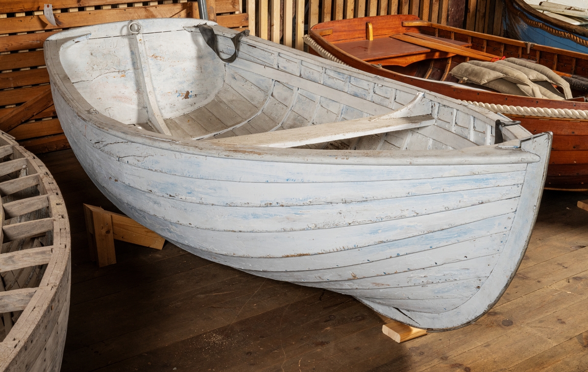 Used by the Vaxholm coastal artillery regiment. This type of small rowing boat was built with a flat stern and usually had a lock for a sculling oar. 