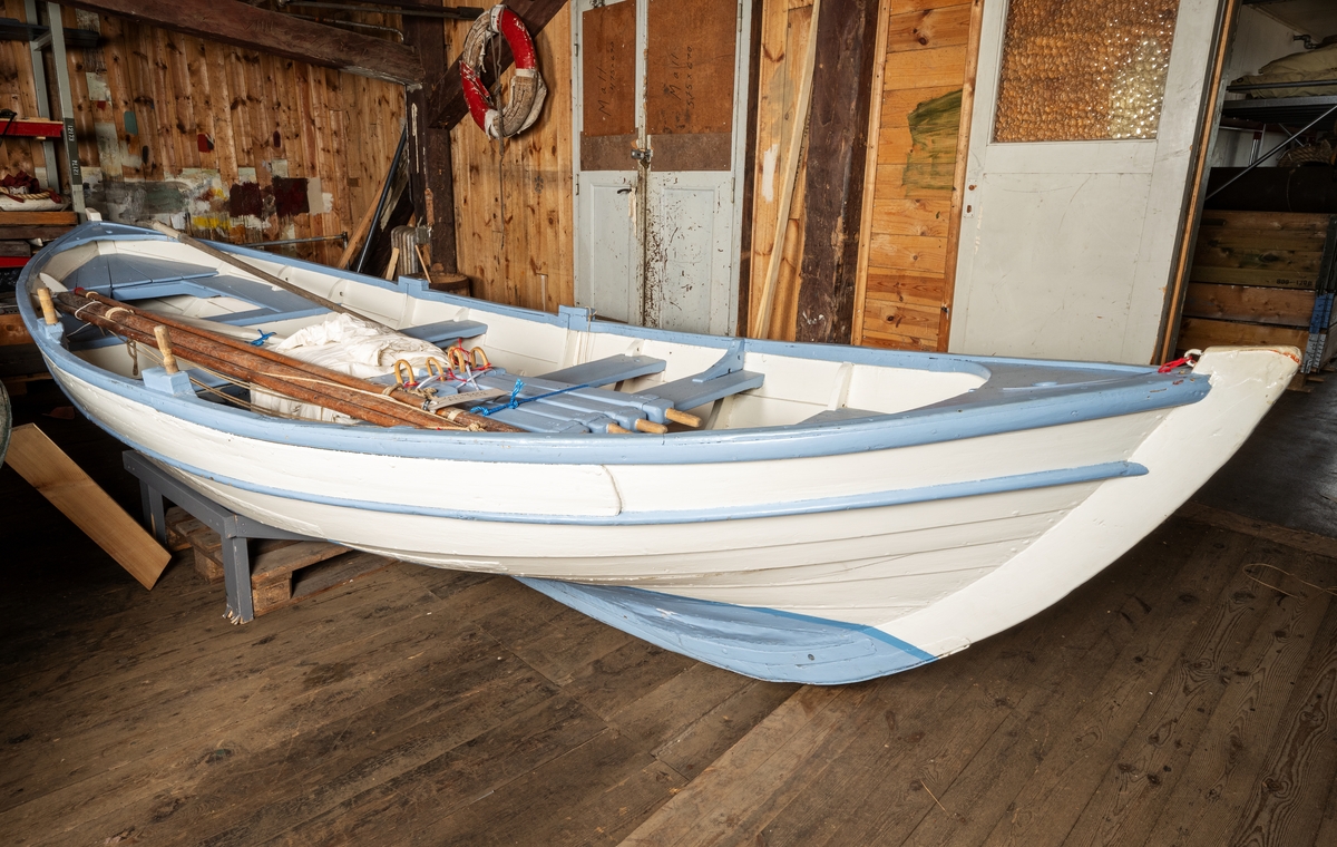 Clinker-built sailing boat of pine, built on Fårö in 1910. The boat was originally used at Tärnudden lighthouse station on Gotska Sandön. Chief pilot Hamstedt later used it as a working boat in Fårösund. the boat's rigging includes two masts and a spritsail. It can also be rowed with two pairs of oars.
