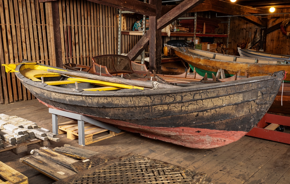 Västkustsnipa, spetsgattad, klinkbyggd i furu. Djupgående: 0,35 m. 
1 mast (längd 4 m)
1 spri (längd 3,75 m)
1 storsegel
1 fock
Seglen av bomull, tillverkade av mjölsäckar (ryska?)
1 segelsäck
1 par åror
3 par årtullar.