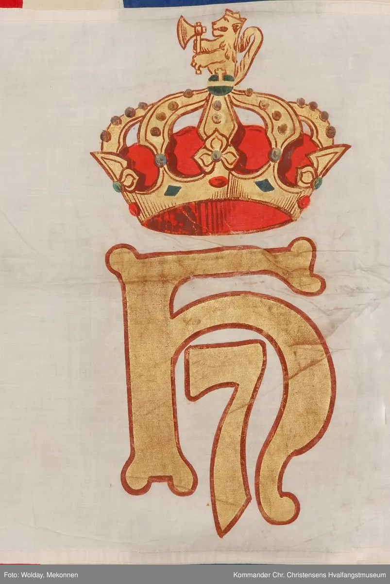 Håkon 7. emblem m/krone og riksløve i sentrum