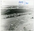 Västerås.
Flygfoto över koloniområde och golfbana vid Svartån.