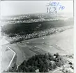 Västerås.
Flygfoto över koloniområde och golfbana vid Svartån.