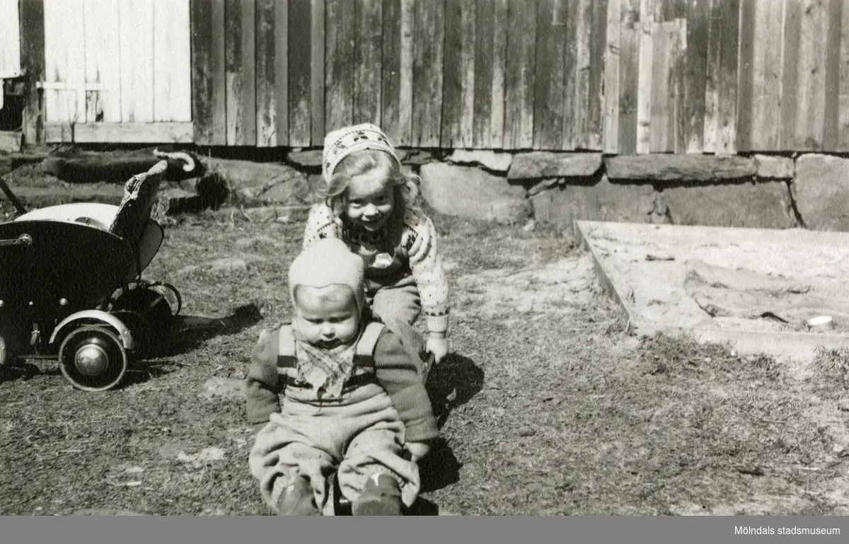 Eva Pettersson (gift Kempe) leker med sin lilla kusin Stina Krantz, Stretered år 1946. De var på besök hos mormor/farmor och morfar/farfar.