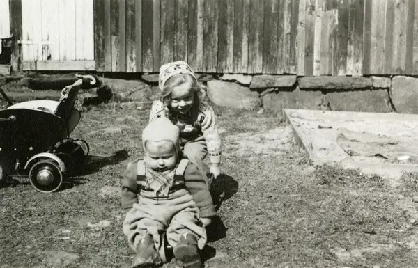 Eva Pettersson (gift Kempe) leker med sin lilla kusin Stina 