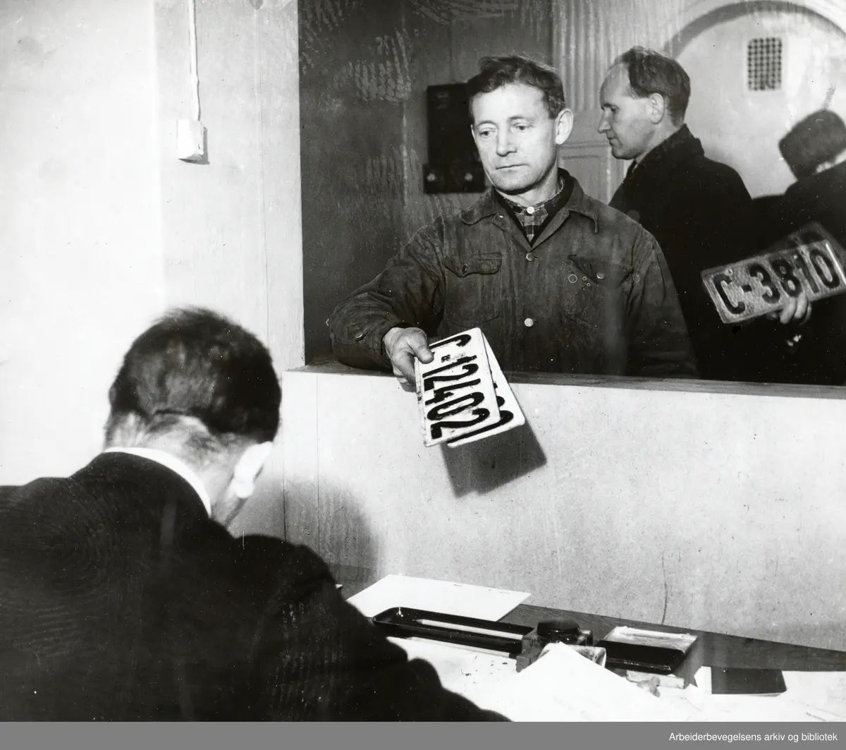 Aker herred ble innlemmet i Oslo kommune fra 1. januar 1948 og bilskiltene måtte samtidig byttes fra bokstav C til A. Des 1947.