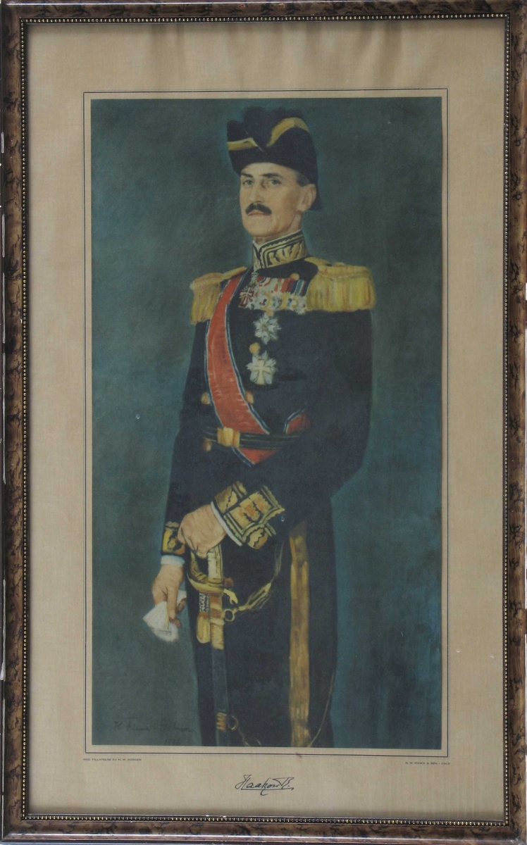Kong Haakon 7.  i gallauniform. Stående. Blå - turkis bakgrunn. 