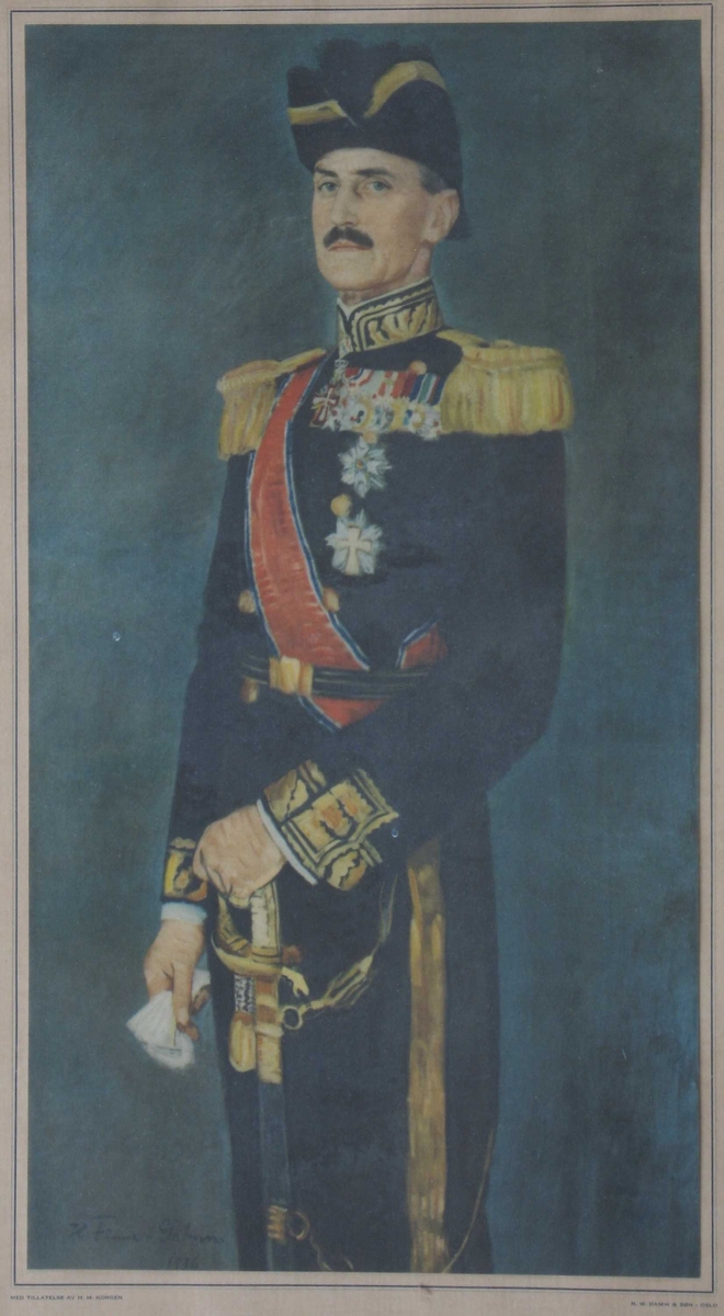 Kong Haakon 7.  i gallauniform. Stående. Blå - turkis bakgrunn. 