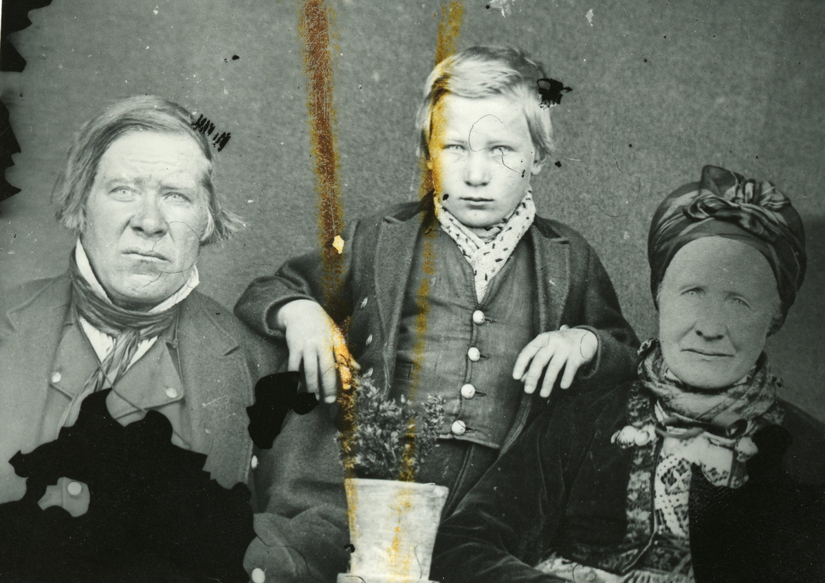 Portrett av frå v.Halvor Steinsrud og Olaug Glomsrud Steinsrud bak står Knut Steinsrud Holtegardjorde.
