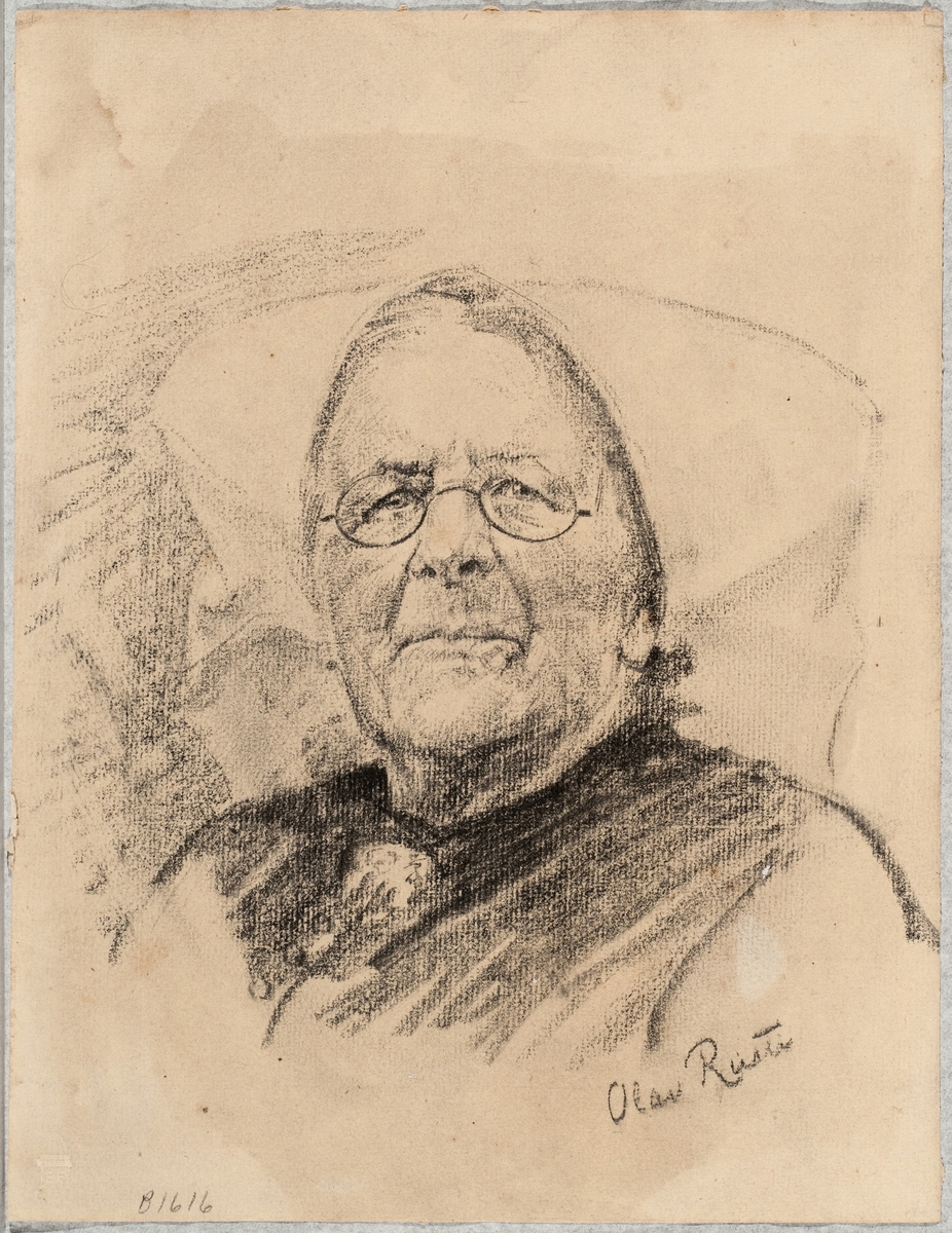 Eldre kvinne i koneskaut og briller en face.