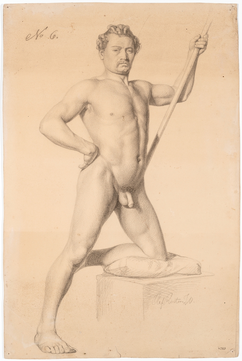 Mannsakt i helfigur, sett forfra med en lett vridning mot høyre. I høyre hånd holder modellen en stav, mens venstre hånd hviler på modellens hofte. Mannen lener høyre kne på en lav sokkel.