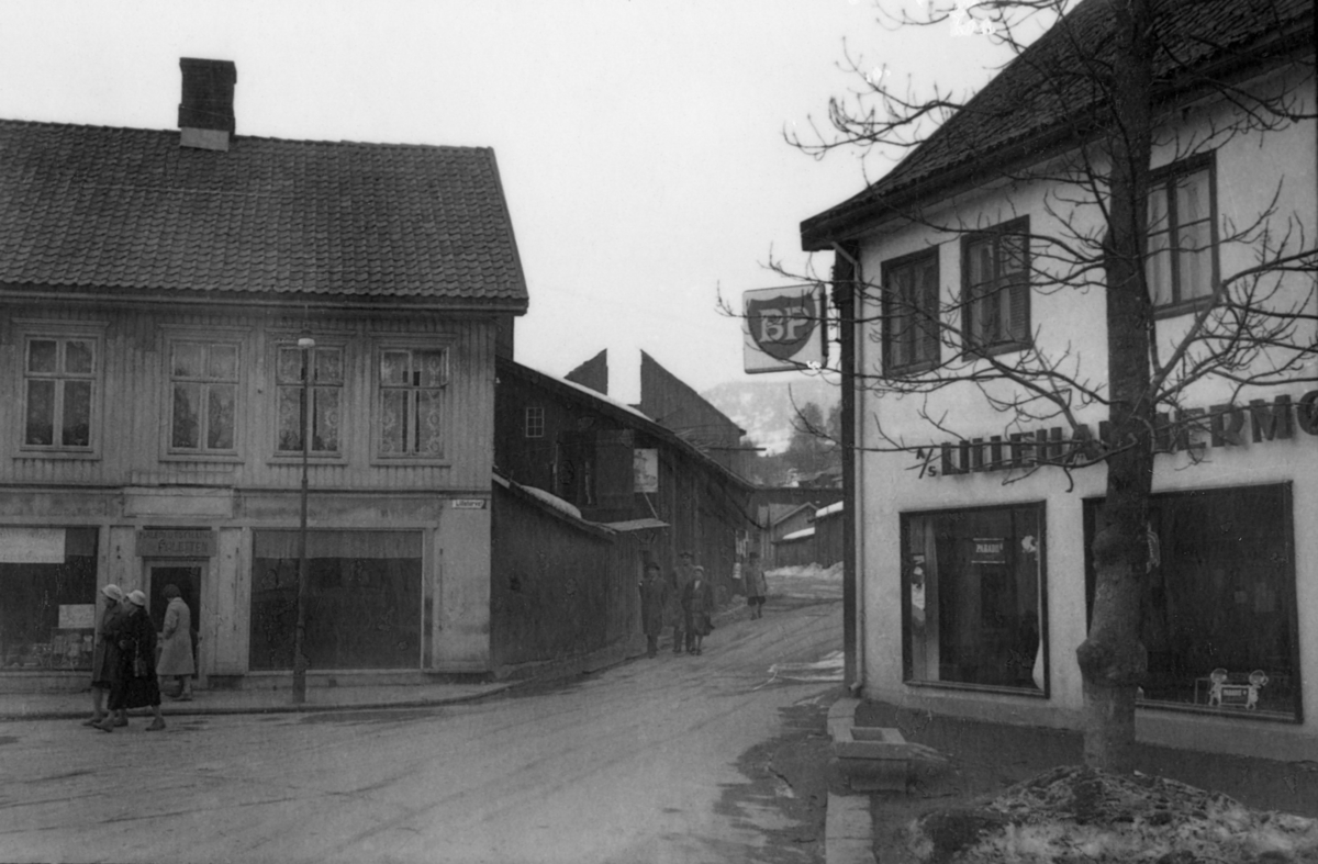 Bygninger til nedriving i Storgata 85, Lillehammer. J. Stensrud hadde forretning i den toetasjes bygningen til venstre. Lilletorget 2 til høyre.