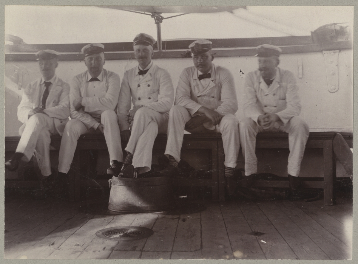 Bilden visar en grupp sjöofficerare som sitter på bänk ombord korvetten Balder.