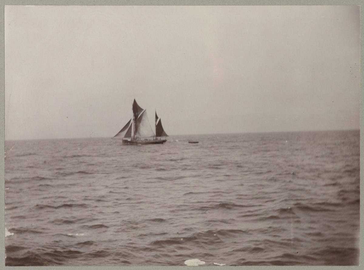 Bilden visar ett mindre tvåmastad segelfartyg till havs.