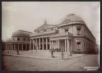 Bilden visar Teatro Solis i Montevideo. Enligt påskrift på baksidan samlades bilden in under korvetten Balders långresa 1895.