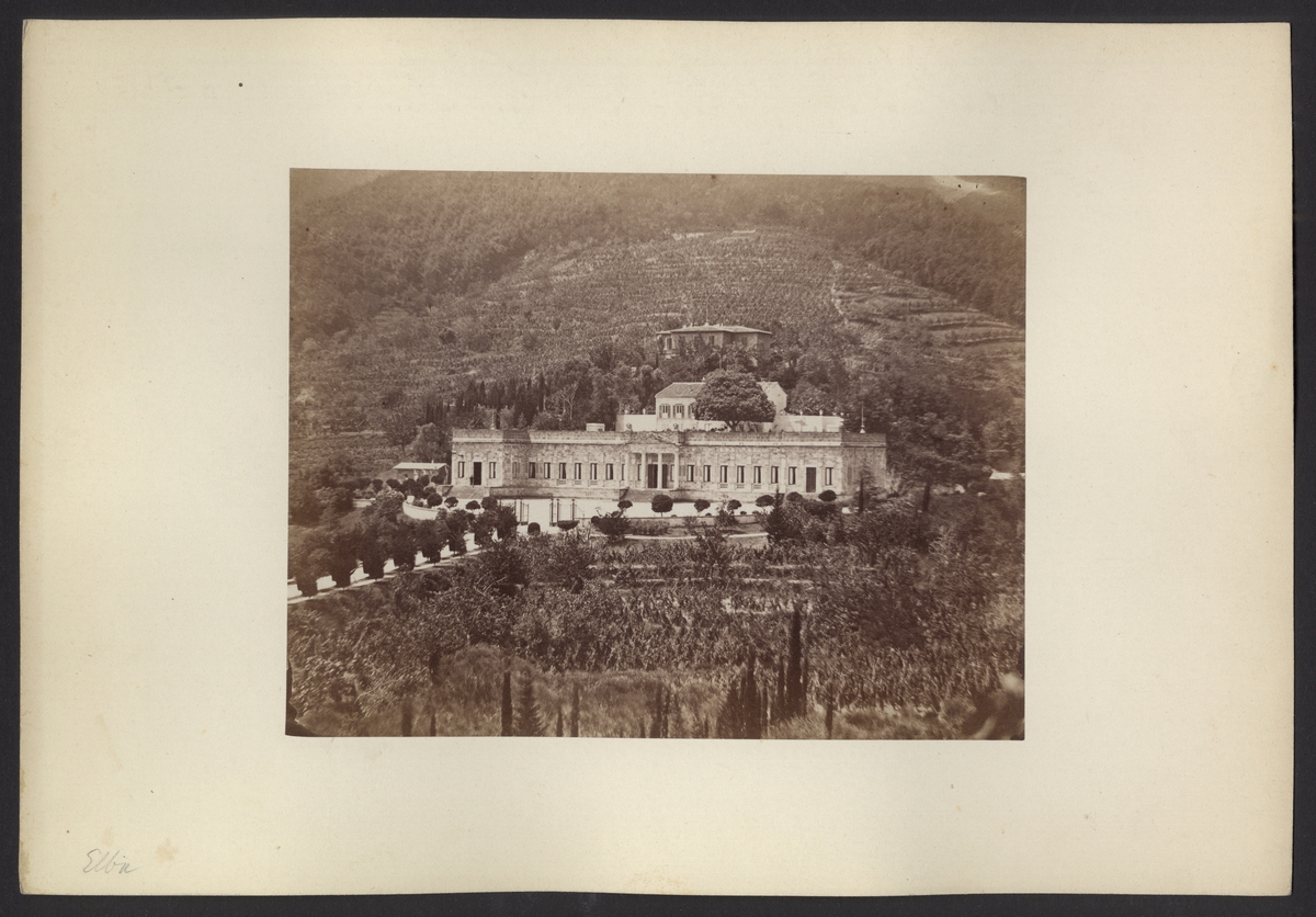 Bilden föreställer en vy över Villa di San Martino och Demidoff-gallerian på Elba.