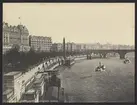 Bilden visar The Thames Embankment, ett befästningsverk längs strandkanten av Thamsefloden i London. Ett centralt motiv är obelisken Kleopatras nålar.