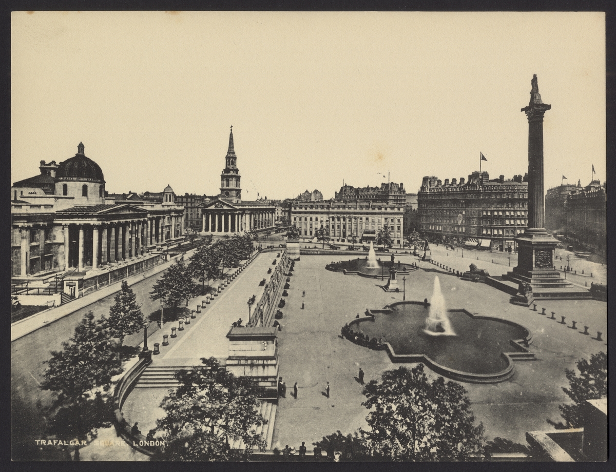 Bilden visar Trafalgar Square med Nelsonskolonnen i London.