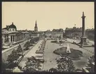 Bilden visar Trafalgar Square med Nelsonskolonnen i London.