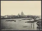 Bilden visar byggnationen av Blackfriars Bridge. Mitt i floden byggs det fundament till den nya bron. I bakgrunden syns City of London och Sankt Paulskatedralens kuppol.