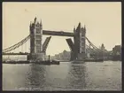 Bilden visar Tower Bridge i London under öppning av brobanan.