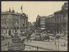 Bilden visar korsningen Piccadilly Circus i London.